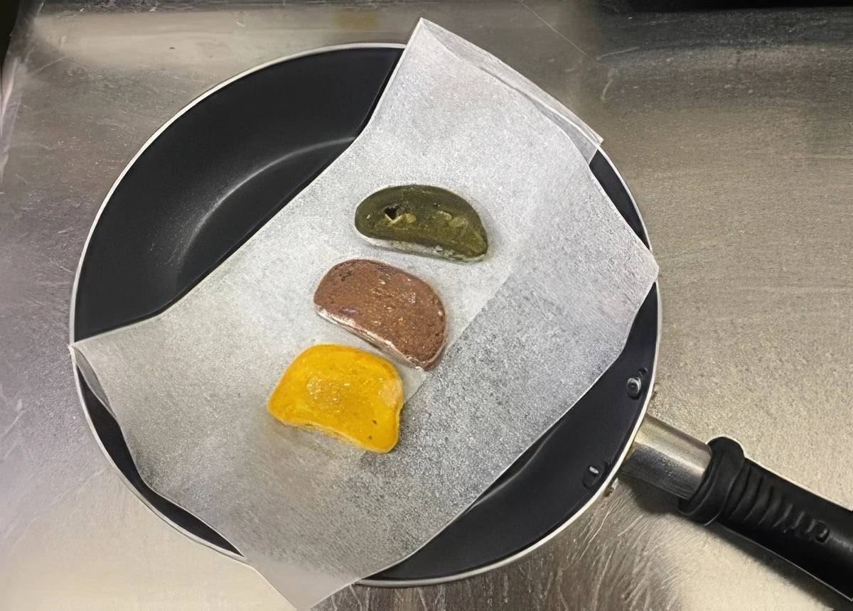 クッキングペーパーやアルミホイルを敷くとかんころ餅がくっつきにくい