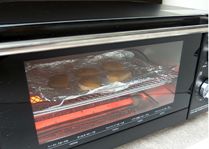 5-10分程度焼くと表面がプクーっと膨れて焦げ目がついてきます