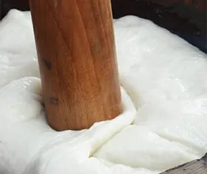 かんころ餅をつき合わせる